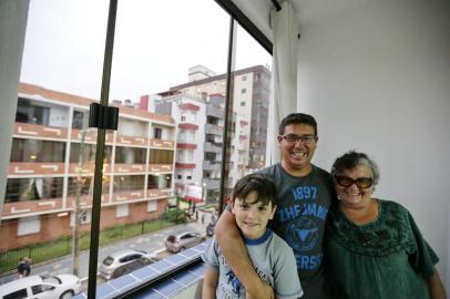  TORRES, RS, BRASIL - 02/02/2018 - Matéria sobre AirBnB no Litoral gaúcho. Na foto,  os argentinos Eduardo Kerbs, 46; a mãe, Mirta Grandi, 74 e o filho Bautista Kerbs, 9. (Félix Zucco/Agência RBS)