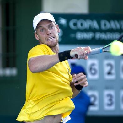 Brazils Joao Pedro Sorgi returns the ball to Dominican tennis player Jose Hernandez (out of frame) during their Davis Cup mens singles tennis match in Santo Domingo, on February 2, 2018.  / AFP PHOTO / Erika SANTELICES