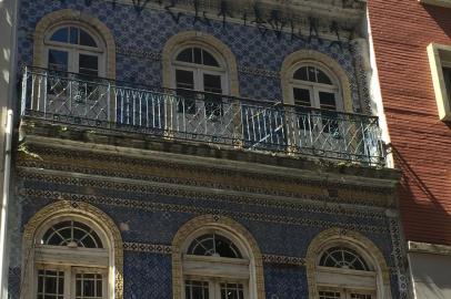 Roteiro pela Rua dos Andradas, em Porto Alegre (RS). Na foto, prédio de azulejos.