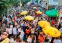 Noivos, sheik e improviso: Carnaval  de rua leva milhares à Cidade Baixa