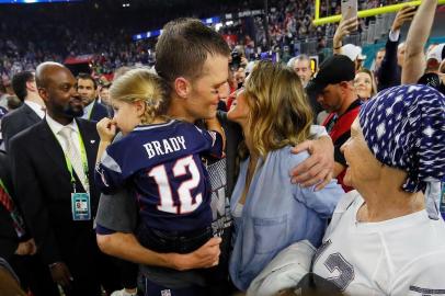 Super Bowl LI - New England Patriots v Atlanta FalconsHOUSTON, TX - FEBRUARY 05: Tom Brady #12 of the New England Patriots celebrates with wife Gisele Bundchen and daughter Vivian Brady after defeating the Atlanta Falcons during Super Bowl 51 at NRG Stadium on February 5, 2017 in Houston, Texas. The Patriots defeated the Falcons 34-28.   Kevin C. Cox/Getty Images/AFPEditoria: SPOLocal: HoustonIndexador: Kevin C. CoxSecao: American FootballFonte: GETTY IMAGES NORTH AMERICAFotógrafo: STF