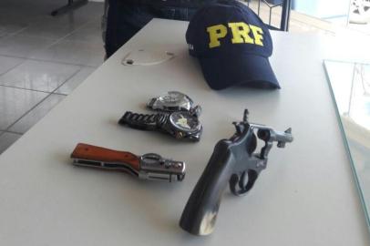 Homem preso pela PRF, durante Operação Rodeio, em Vacaria, por porte ilegal de arma de fogo