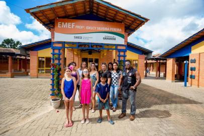  GRAVATAÍ, RS, BRASIL, 31/01/2018 :  Escola Municipal de Ensino Fundamental Professor Idelcy Silveira Pereira, no bairro Morada Gaúcha, em Gravataí, perde verba do programa Novo Mais Educação por ter nota alta no Ideb.  Na foto pais na frente da escola com filhos (Omar Freitas/Agência RBS)Indexador: Omar Freitas