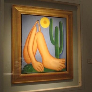 Quadro de Tarsila do Amaral Abaporu, ícone do modernismo brasileiro, na sala onde ele fica normalmente no Malba, em Buenos Aires. 