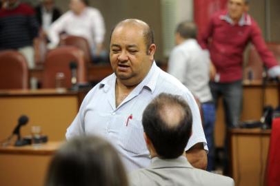 CAXIAS DO SUL, RS, BRASIL, 05/09/2017. Votação sobre admissibilidade do pedido de impeachment do prefeito Daniel Guerra (PRB) na Câmara de Vereadores de Caxias do Sul, acabou com a rejeição por unanimidade. Na foto, Valdir Walter, presidente da União das Associações de Bairros (UAB). (Diogo Sallaberry/Agência RBS)