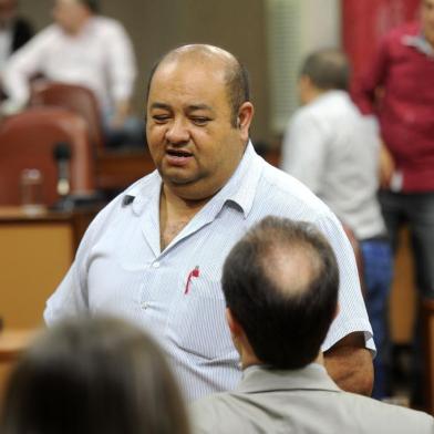 CAXIAS DO SUL, RS, BRASIL, 05/09/2017. Votação sobre admissibilidade do pedido de impeachment do prefeito Daniel Guerra (PRB) na Câmara de Vereadores de Caxias do Sul, acabou com a rejeição por unanimidade. Na foto, Valdir Walter, presidente da União das Associações de Bairros (UAB). (Diogo Sallaberry/Agência RBS)