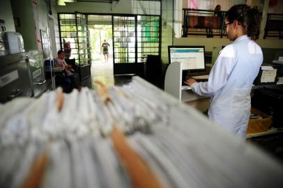  CAXIAS DO SUL, RS, BRASIL, 02/02/2018 - A UBS do bairro Esplanada começa a operar novo sistema de prontuário. Gradativamente, os tradicionais prontuários de papel serão substituídos por um ficheiro no computador. (Marcelo Casagrande/Agência RBS)