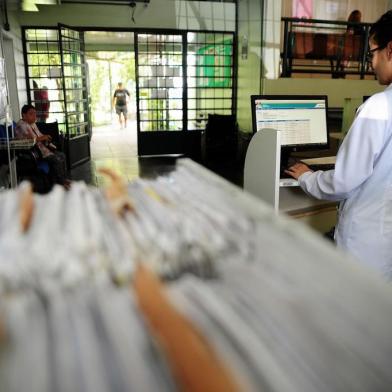  CAXIAS DO SUL, RS, BRASIL, 02/02/2018 - A UBS do bairro Esplanada começa a operar novo sistema de prontuário. Gradativamente, os tradicionais prontuários de papel serão substituídos por um ficheiro no computador. (Marcelo Casagrande/Agência RBS)