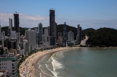  BALNEÁRIO CAMBORIÚ, SC, BRASIL - 02/02/2018Projeto propõe alargar a faixa de areia das praias de Balneário Camboriú