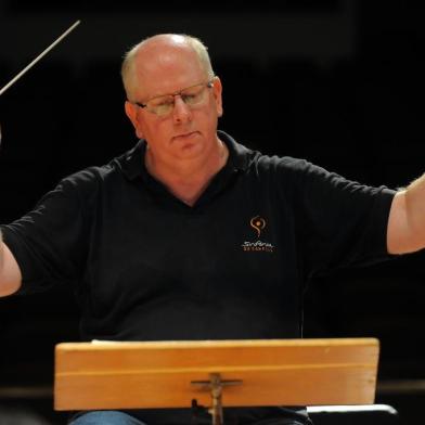  CAXIAS DO SUL, RS, BRASIL 09/03/2015Ensaio da Orquestra Sinfônica da UCS, regida pelo maestro Manfredo Schmiedt. (Felipe Nyland/Agência RBS)Indexador: FELIPE NYLAND                   