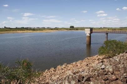  05/02/2018 - Barragem da Sanga Rasa, principal reservatório de água do município de Bagé. (Francisco Bosco/Especial)