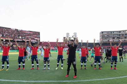 Independiente em campo contra o Colón, em Santa Fé. 