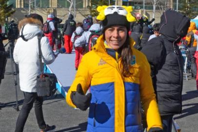 A delegação brasileira ganhou mais uma integrante em PyeongChang. Depois da chegada da equipe de bobsled e de Michel Macedo, do esqui alpino, Jaqueline Mourão se juntou à delegação e já participou da cerimônia de boas-vindas à delegação brasileira nessa segunda-feira, dia 5. Jaqueline disputará a prova de 10km estilo livre de cross country, no dia 15. Em PyeongChang, a atleta mineira se igualará a Formiga (futebol) com o maior número de participações olímpicas entre as atletas brasileiras. Torben Grael, Robert Scheidt (vela), Rodrigo Pessoa (hipismo) e Hugo Hoyama (tênis de mesa) também têm seis edições de Jogos Olímpicos. Porém, Jaqueline será a única ¿ entre homens e mulheres - a competir em duas Olimpíadas de Verão e quatro de Inverno. 