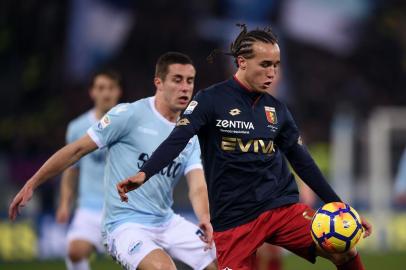 Genoas midfielder fro Uruguay Diego Laxalt (R) vies with Lazios midfielder from Montenegro Adam Marusic during the Italian Serie A football match between SS Lazio and Genoa at the Olympic Stadium in Rome on Febuary 5, 2018. / AFP PHOTO / FILIPPO MONTEFORTE