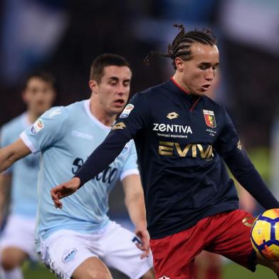 Genoas midfielder fro Uruguay Diego Laxalt (R) vies with Lazios midfielder from Montenegro Adam Marusic during the Italian Serie A football match between SS Lazio and Genoa at the Olympic Stadium in Rome on Febuary 5, 2018. / AFP PHOTO / FILIPPO MONTEFORTE