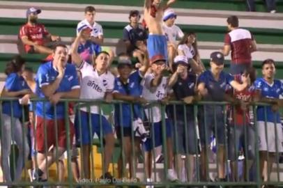 Torcedores do Nacional imitaram avião no jogo contra a Chapecoense