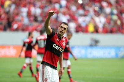 Rhodolfo, zagueiro do Flamengo, comemorando gol 