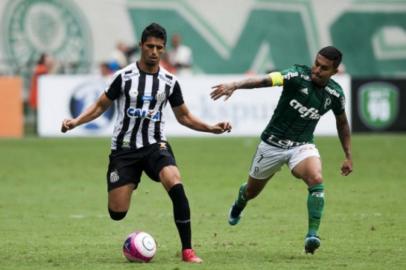 Daniel Guedes, lateral do Santos, em disputa com Dudu no clássico contra o Palmeiras