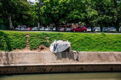  PORTO ALEGRE, RS, BRASIL, 30/01/2018 : Casas de moradores de rua ao longo do Dilúvio. Reportagem contou 23 pontos na extensão da Ipiranga. (Omar Freitas/Agência RBS)Indexador: Omar Freitas