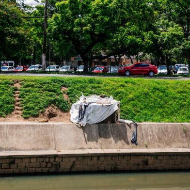  PORTO ALEGRE, RS, BRASIL, 30/01/2018 : Casas de moradores de rua ao longo do Dilúvio. Reportagem contou 23 pontos na extensão da Ipiranga. (Omar Freitas/Agência RBS)Indexador: Omar Freitas