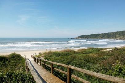 Praia do Rosa em Garopaba, na imagem de Henry Matheus