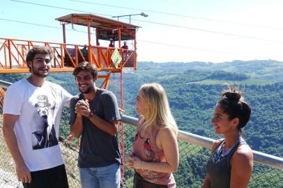 **foto exclusiva para a coluna Sinal Aberto. Neste sábado (10), o Estrelas do Brasil estreia a sua temporada de cinco programas no Rio Grande do Sul. Para começar, Angélica convoca Rafael Vitti, Felipe Simas e Carol Barcellos para conhecerem Bento Gonçalves.