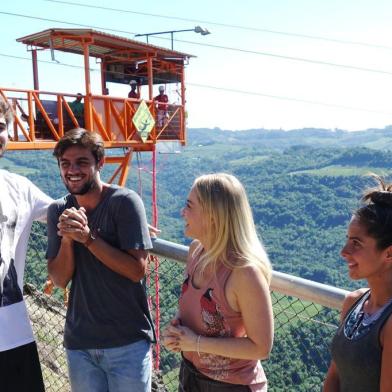 **foto exclusiva para a coluna Sinal Aberto. Neste sábado (10), o Estrelas do Brasil estreia a sua temporada de cinco programas no Rio Grande do Sul. Para começar, Angélica convoca Rafael Vitti, Felipe Simas e Carol Barcellos para conhecerem Bento Gonçalves.