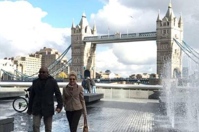 Esta imagem (Rogeane Bertussi e Alderi Carvalho Cavalheiro)  foi registrada pelo meu filho Cainã, em outubro de 2016 quando fomos visita-lo pela 2ª vez em Londres. A Ponte da Torre de Londres (Tower Bridge) é um dos inúmeros pontos turísticos famosos da capital, e fica ao lado da Torre de Londres. Foi construída há mais de 120 anos sobre o Rio Tâmisa. Ela tem uma parte móvel (duas básculas) que permite a passagem de diferentes embarcações e o funcionamento de suas básculas, no passado, era movido por máquinas a vapor. Por lá circulam 40 mil pessoas por dia. Ou seja: está sempre ¿fervendo¿. 