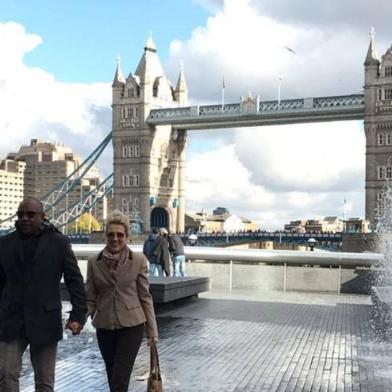 Esta imagem (Rogeane Bertussi e Alderi Carvalho Cavalheiro)  foi registrada pelo meu filho Cainã, em outubro de 2016 quando fomos visita-lo pela 2ª vez em Londres. A Ponte da Torre de Londres (Tower Bridge) é um dos inúmeros pontos turísticos famosos da capital, e fica ao lado da Torre de Londres. Foi construída há mais de 120 anos sobre o Rio Tâmisa. Ela tem uma parte móvel (duas básculas) que permite a passagem de diferentes embarcações e o funcionamento de suas básculas, no passado, era movido por máquinas a vapor. Por lá circulam 40 mil pessoas por dia. Ou seja: está sempre ¿fervendo¿. 