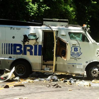  BENTO GONÇALVES, RS, BRASIL, 06/02/2018. Um carro-forte foi atacado por criminosos por volta das 10h desta terça-feira, no quilômetro 198 da BR-470 em Bento Gonçalves, próximo à ponte sobre o Rio das Antas. (Diogo Sallaberry/Agência RBS)