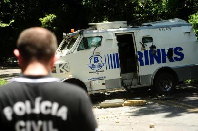  BENTO GONÇALVES, RS, BRASIL, 06/02/2018. Um carro-forte foi atacado por criminosos por volta das 10h desta terça-feira, no quilômetro 198 da BR-470 em Bento Gonçalves, próximo à ponte sobre o Rio das Antas. (Diogo Sallaberry/Agência RBS)