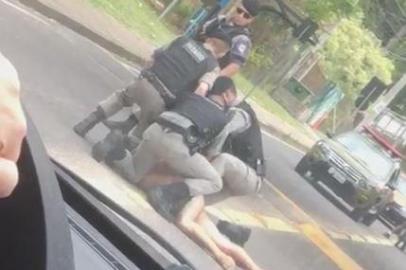  PORTO ALEGRE, RS, BRASIL - Reprodução que mostra uma abordagem policial a um homem que estava pelado.