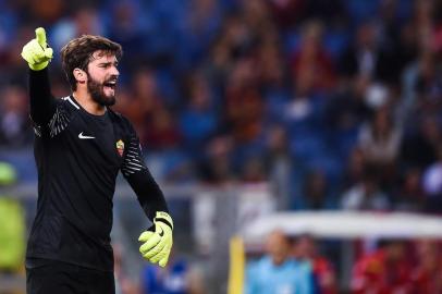  Romas Brazilian goalkeeper Alisson Ramses Becker shouts instructions during the UEFA Champions League Group C football match between AS Roma and Atletico Madrid on September 12, 2017 at the Olympic stadium in Rome. / AFP PHOTO / Filippo MONTEFORTEEditoria: SPOLocal: RomeIndexador: FILIPPO MONTEFORTESecao: soccerFonte: AFPFotógrafo: STF