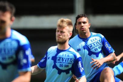  CAXIAS DO SUL, RS, BRASIL, 30/11/2017. Treino da SER Caxias no estádio suplementar. O Caxias se prepara para a temporada 2018. Na foto, lateral-direito Igor Bosél (D). (Porthus Junior/Agência RBS)