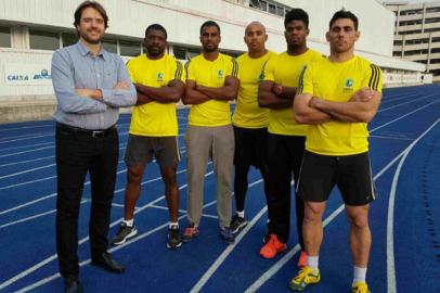 Matheus Figueiredo (de camisa), presidente da Confederação Brasileira de Desportos no Gelo, posa ao lado da equipe de bobsled do Brasil.