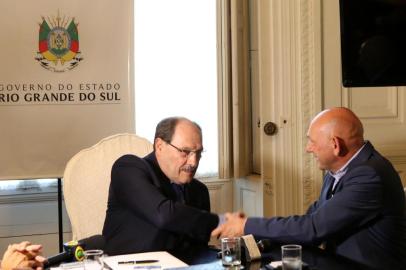 O governador José Ivo Sartori recebeu, nesta quarta-feira (31), o presidente da rede varejista catarinense Havan, Luciano Hang. A audiência tratou dos últimos acertos para o ingresso das megalojas no mercado do Rio Grande do Sul. Conforme Hang, serão investidos R$ 2 bilhões no estado. Acompanharam a audiência o vice-governador José Paulo Cairoli; os secretários do Desenvolvimento Econômico, Ciência e Tecnologia, Márcio Biolchi; e o adjunto, Evandro Fontana; do Ambiente e Desenvolvimento Sustentável, Ana Pellini; o presidente do Sindilojas de Porto Alegre, Paulo Kruse; técnicos da Fepam e representantes da rede Havan. Foto: Luiz Chaves/Palácio Piratini