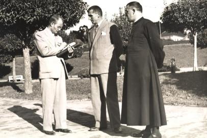 Mário Gardelin e religiosos em meados dos anos 1950. Local não identificado.