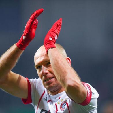 Bayern Munichs Dutch midfielder Arjen Robben celebrates at the end of the German football Cup DFB Pokal quarter-final match SC Paderborn versus Bayern Munich on February 6, 2018 in Paderborn. Bayern Munich won 6-0. / AFP PHOTO / Patrik STOLLARZ / RESTRICTIONS: ACCORDING TO DFB RULES IMAGE SEQUENCES TO SIMULATE VIDEO IS NOT ALLOWED DURING MATCH TIME. MOBILE (MMS) USE IS NOT ALLOWED DURING AND FOR FURTHER TWO HOURS AFTER THE MATCH. == RESTRICTED TO EDITORIAL USE == FOR MORE INFORMATION CONTACT DFB DIRECTLY AT +49 69 67880 / 