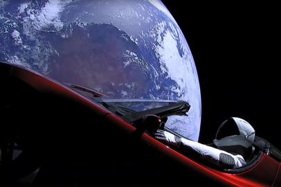  This still image taken from a SpaceX livestream video shows "Starman" sitting in SpaceX CEO Elon Musk's cherry red Tesla roadster after the Falcon Heavy rocket delivered it into orbit around the Earth on February 6, 2018.Screams and cheers erupted at Cape Canaveral, Florida as the massive rocket fired its 27 engines and rumbled into the blue sky over the same NASA launchpad that served as a base for the US missions to Moon four decades ago. / AFP PHOTO / SPACEX / HO / RESTRICTED TO EDITORIAL USE - MANDATORY CREDIT "AFP PHOTO / SPACEX" - NO MARKETING NO ADVERTISING CAMPAIGNS - DISTRIBUTED AS A SERVICE TO CLIENTSEditoria: SCILocal: In spaceIndexador: HOSecao: space programmeFonte: SPACEXFotógrafo: Handout