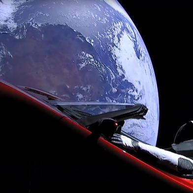  This still image taken from a SpaceX livestream video shows "Starman" sitting in SpaceX CEO Elon Musk's cherry red Tesla roadster after the Falcon Heavy rocket delivered it into orbit around the Earth on February 6, 2018.Screams and cheers erupted at Cape Canaveral, Florida as the massive rocket fired its 27 engines and rumbled into the blue sky over the same NASA launchpad that served as a base for the US missions to Moon four decades ago. / AFP PHOTO / SPACEX / HO / RESTRICTED TO EDITORIAL USE - MANDATORY CREDIT "AFP PHOTO / SPACEX" - NO MARKETING NO ADVERTISING CAMPAIGNS - DISTRIBUTED AS A SERVICE TO CLIENTSEditoria: SCILocal: In spaceIndexador: HOSecao: space programmeFonte: SPACEXFotógrafo: Handout