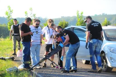  MONTE BELO DO SUL, RS, BRASIL, 06/02/2018. Criminosos roubam carro-forte em Beto Gonçalves e fazem família refém, trocam tiros com a polícia. Três foram presos e pelo menos três seguem foragidos no interior de Monte Belo. Três fugiram em uma Montana prata. Uma metralhadora .50 foi apreendida. (Porthus Junior/Agência RBS)