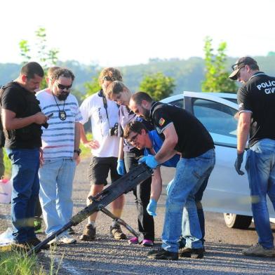  MONTE BELO DO SUL, RS, BRASIL, 06/02/2018. Criminosos roubam carro-forte em Beto Gonçalves e fazem família refém, trocam tiros com a polícia. Três foram presos e pelo menos três seguem foragidos no interior de Monte Belo. Três fugiram em uma Montana prata. Uma metralhadora .50 foi apreendida. (Porthus Junior/Agência RBS)