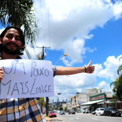  CAXIAS DO SUL, RS, BRASIL, 06/02/2018. Argentino que viaja o mundo desde a adolescência está escrevendo livro sobre o Brasil Crhistian Omar Medina, 22 anos. (Porthus Junior/Agência RBS)