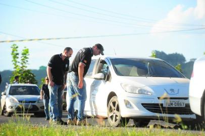  MONTE BELO DO SUL, RS, BRASIL, 06/02/2018. Criminosos roubam carro-forte em Beto Gonçalves e fazem família refém, trocam tiros com a polícia. Três foram presos e pelo menos três seguem foragidos no interior de Monte Belo. Três fugiram em uma Montana prata. Uma metralhadora .50 foi apreendida. (Porthus Junior/Agência RBS)