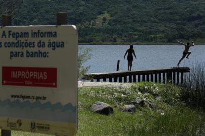  OSÓRIO-RS-BRASIL- 06/02/2018-  Banhistas na lagoa do Peixoto. As águas do local são impróprias para banho. FOTO CARLOS MACEDO/ZERO HORA.Indexador: Andre Avila