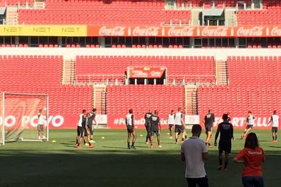  O último treino do Inter, antes da partida contra o São José, foi realizado na tarde desta quarta-feira (07), com portões fechados no estádio Beira-Rio. Apenas os minutos finais, quando os jogadores disputavam um animado recreativo foi aberta à imprensa.