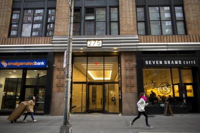 FAKES-CONFESSORE-NSPRThe building that the Florida-based company Devumi listed as its address, in Manhattan, Jan. 20, 2018. Drawing on an estimated stock of at least 3.5 million automated accounts, each sold many times over, the company has provided customers with more than 200 million Twitter followers, a New York Times investigation found. (Dave Sanders/The New York Times) Editoria: ALocal: NEW YORKIndexador: DAVE SANDERSFonte: NYTNSFotógrafo: STR