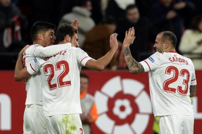 Sevillas Italian midfielder Franco Vazquez (2L) celebrates with teammates after scoring a goal during the Spanish Copa del Rey (Kings cup) second leg semi-final football match between Sevilla FC and Club Deportivo Leganes SAD at the Ramon Sanchez Pizjuan stadium in Sevilla on February 7, 2018. Sevilla won 2-0. / AFP PHOTO / Cristina Quicler