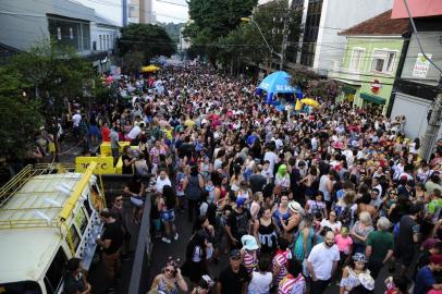  CAXIAS DO SUL, RS, BRASIL, 28/02/2017 - Bar de Caxias inova e oferece caminhão para cadeirantes acompanharem o Carnaval do alto. Os foliões tiveram tonéis para depositar o lixo e banheiros químicos à disposição. (Marcelo Casagrande/Agência RBS)