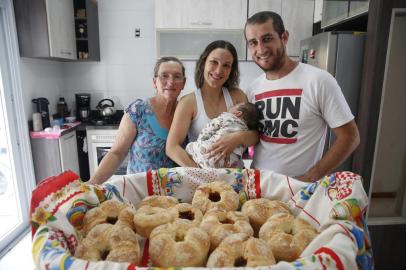  PORTO ALEGRE, RS, BRASIL - 04/02/2018 - Família inicia produção de cucas caseiras para financiar cadeira especial para filho deficiente. FOTO: ANSELMO CUNHA/ESPECIAL